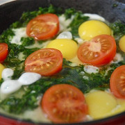 Яичница с перепелиными яйцами, шпинатом и помидорами черри