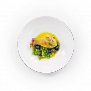 Куриные голени с шафраном, оливками и горошком