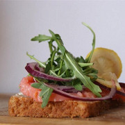 Датский открытый сэндвич (sm&#248;rrebr&#248;d) с красной рыбой