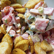 Салат с помидором, копченым сыром и сухариками