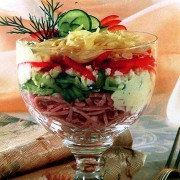 Слоеный салат-коктейль с ветчиной и болгарским перцем