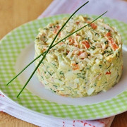 Крабовый салат с огурцом и зеленым луком
