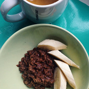 Овсяная каша на воде с какао, бананом и малиновым вареньем