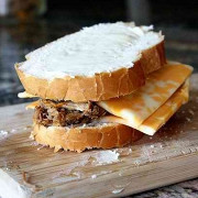 Запеченный бутерброд с сыром и мясом
