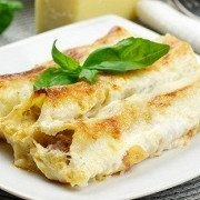 Каннеллони, начиненные фаршем, под соусом бешамель