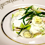 Низкокалорийный салат с куриной грудкой и перепелиными яйцами