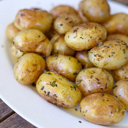 Молодой картофель, обжаренный с розмарином