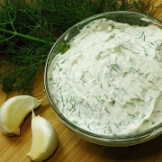 Чесночный соус с желтком, лимонным соком, горчицей, оливковым маслом, зеленью и перцем