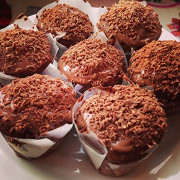 Шоколадные маффины с шоколадом и орешками