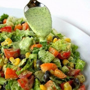 Овощной фитнес-салат с соусом из авокадо