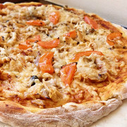 Пицца с кусочками курицы и помидорами