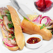 Сэндвич на маленьком багете со свиной брюшиной и маринованным луком