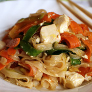 Рисовая лапша с тофу и овощами