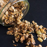 Гранола с корицей и мускатным орехом