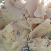 Ванильное мороженое из творога с миндалем
