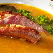 Гороховый суп на копченых ребрышках с беконом