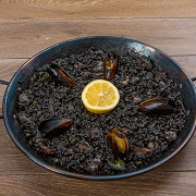 Черный рис с морепродуктами