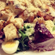 Салат «Цезарь» с креветками и перепелиными яйцами