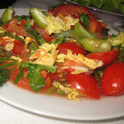 Легкий овощной салат с рукколой и пекинской капустой