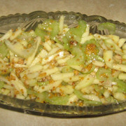 Салат из сельдерея и яблок с горчичным винегретом