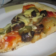 Пикантная пицца с шампиньонами и маринованными огурцами