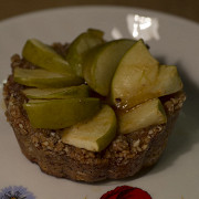 Тарталетка ореховая с яблоком