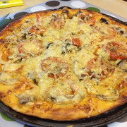 Домашняя пицца с курицей и грибами