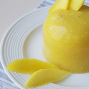 Солнечный десерт из манго и банана