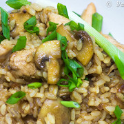 Жареный рис с курицей и грибами