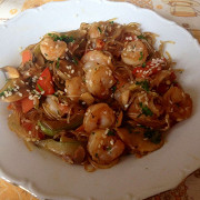 Фунчоза с креветками и овощами