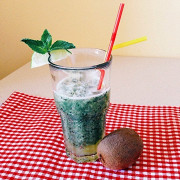 Зеленый коктейль из киви, петрушки и меда