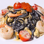 Паста с чернилами каракатицы с морепродуктами в сливочном соусе