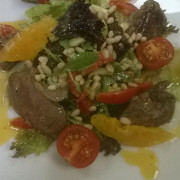 Теплый салат из печени кролика и авокадо с соусом маракуя