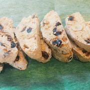 Бискотти с лесными орехами и клюквой