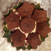Шоколадные маффины с маленькими кусочками шоколада