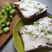 Хлебные тосты с салатом из сельдерея, огурца и творога