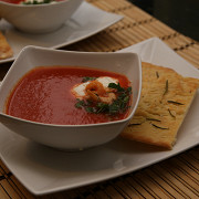Острый томатный суп с сыром рикотта