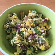 Легкий салат с курицей, фасолью и сыром