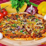 Мясная пицца с грибами и красным луком