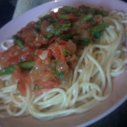 Спагетти с зеленой спаржей, помидорами и кинзой