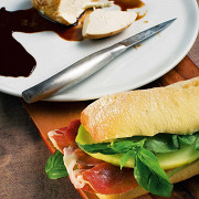 Сэндвичи с пармской ветчиной, галльской дыней и зеленым базиликом