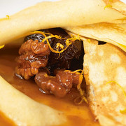 Пшеничные блинчики с соусом из чернослива, грецких орехов и апельсинового сока