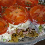 Салат с огурцами, помидорами и кукурузными хлопьями «Радуга»