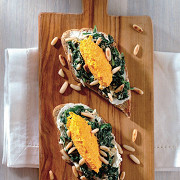 Бутерброд с щавелем, творожным сыром и морковным муссом