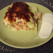 Каннеллони с начинкой из курицы и перца, с кабачком и помидорами
