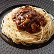 Бефстроганов из куриной грудки под сливочным соусом, с грибами и спагетти