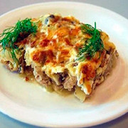 Мясо по-французски с картофелем, помидорами и сыром