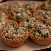 Тарталетки с салатом из тунца
