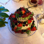 Легкий бисквитный торт с ягодами