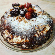 Бисквитный ягодный торт со сливочно-творожным кремом